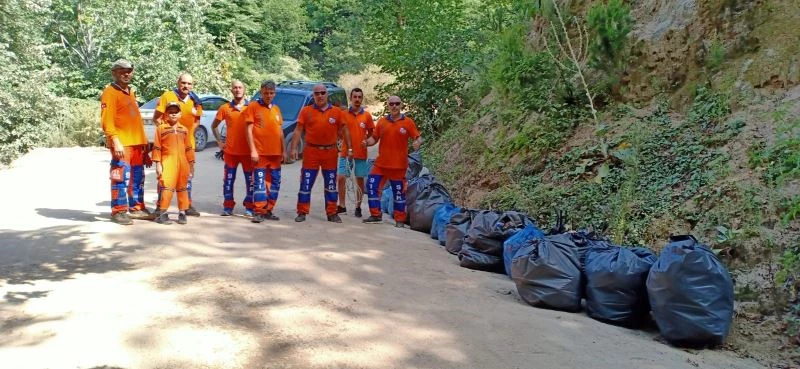 Ormandaki cam şişeleri topladılar
