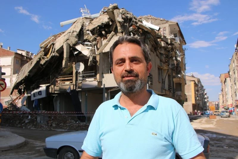 Elazığ’da kontrollü yıkımda hasarlı bina böyle çöktü
