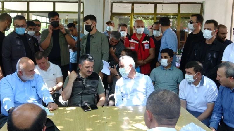 Bakan Pakdemirli: “Sütçülerde yangın seyrimiz iyiye doğru gitmektedir, akşama daha iyi netice alabileceğimizi düşünüyorum”
