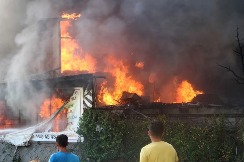 Fethiye’de 4 katlı mobilya mağazasında yangın
