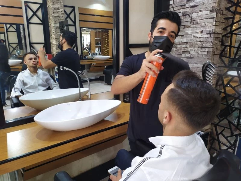 Yanan ormanlara üzüldü, tıraş olan her müşteri için fidan bağışladı
