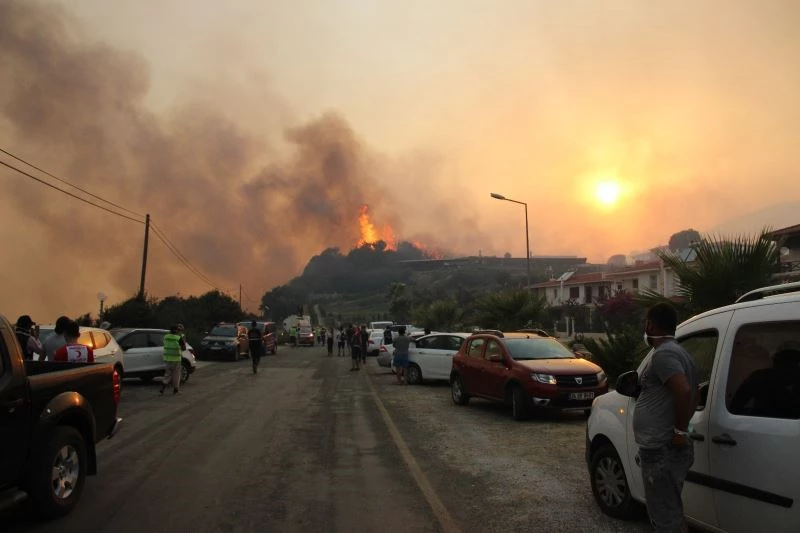 Çökertme’de rüzgarın etkisiyle alevler bir anda yükseldi
