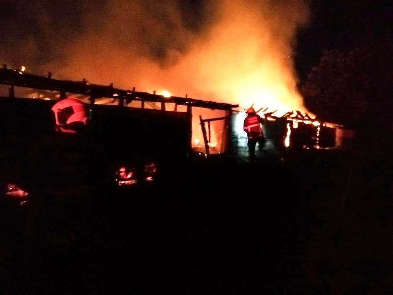 Balıkesir’de ağıl yangını
