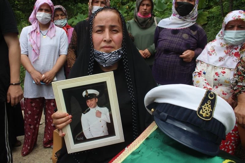Çalıştığı yük gemisinde geçirdiği kaza sonucu ölen 3. kaptan memleketinde son yolculuğuna uğurlandı
