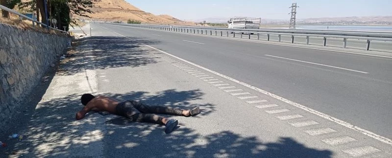 Anayol kenarında baygınlık geçiren göçmenin imdadında vatandaşlar yetişti
