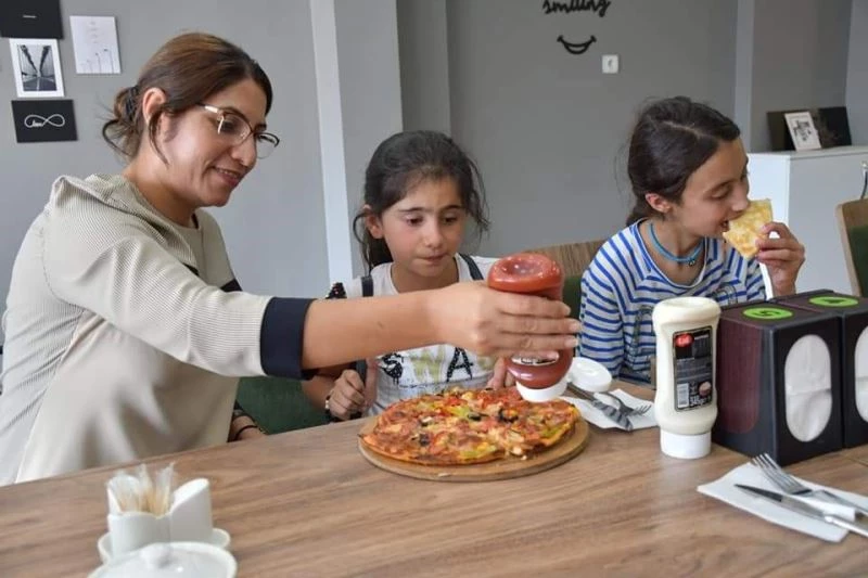 Köy çocukları pizza ile tanıştılar
