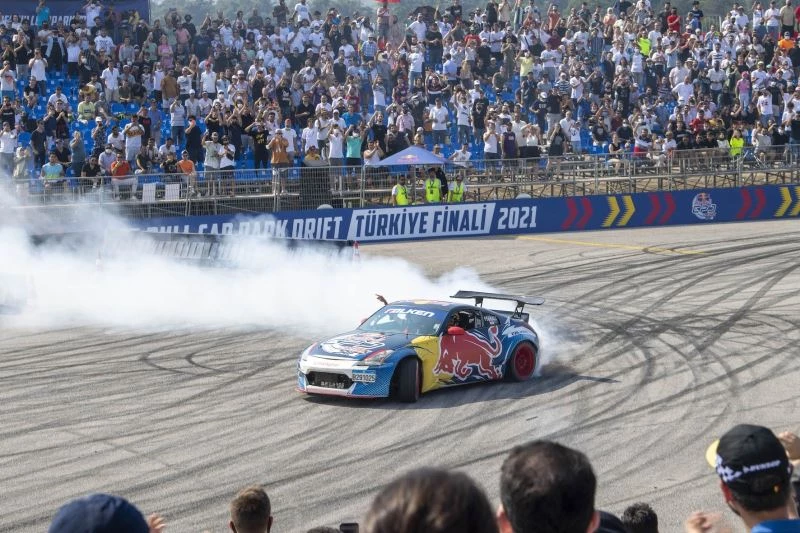 Asfaltı ağlattılar...Bursa’da nefes kesen drift şov
