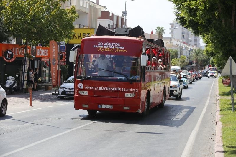 Antalya Caddelerinde mobil kortej coşkusu
