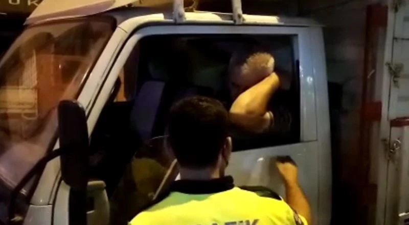 Direksiyon başında sızan sürücüyü polis uyandırdı
