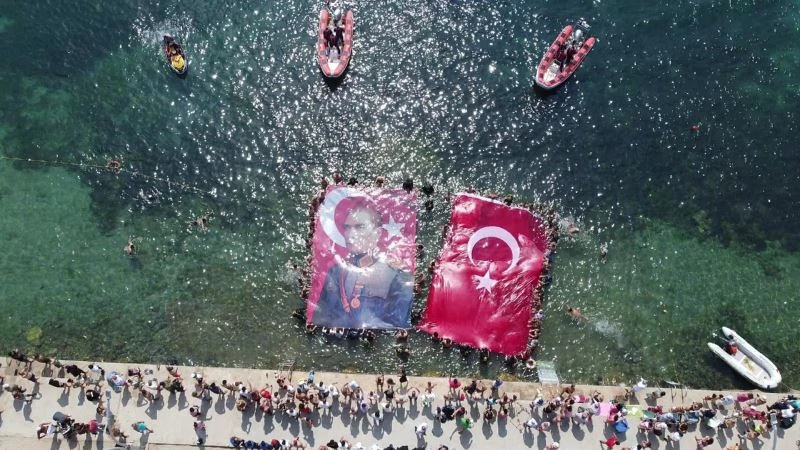 Bayrağı gören dalgalandırmak için denize atladı
