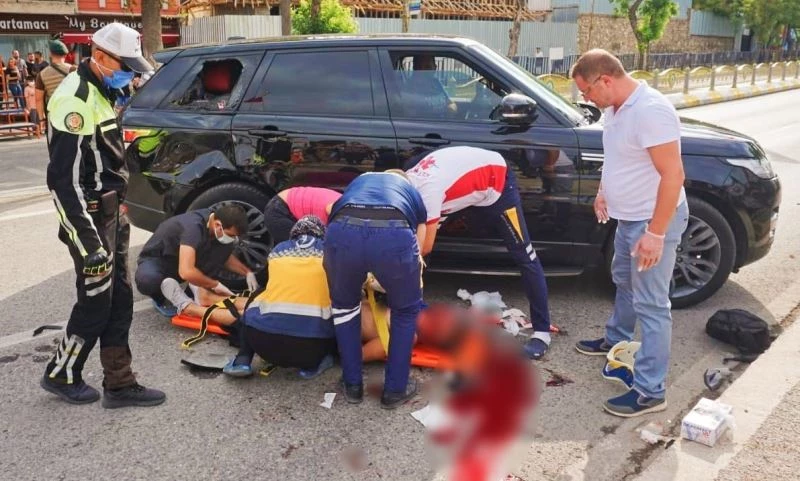 Çarpışmanın etkisiyle motordan savrulan kasksız sürücü ağır yaralandı
