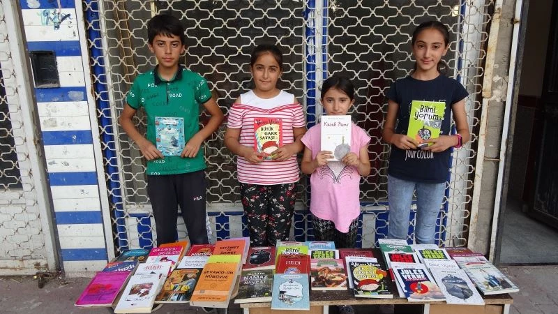 4 kardeş okul masraflarını çıkartmak için kitap satıyor
