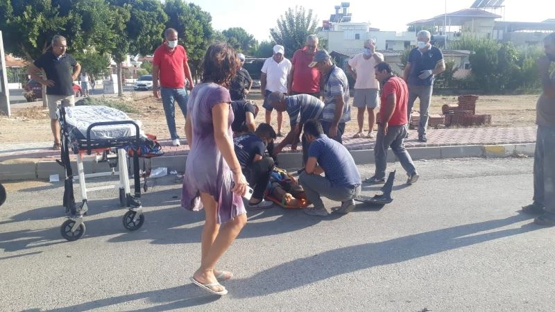 Vip tur minibüsü önce motosiklete, ardından park halindeki kamyonete çarptı
