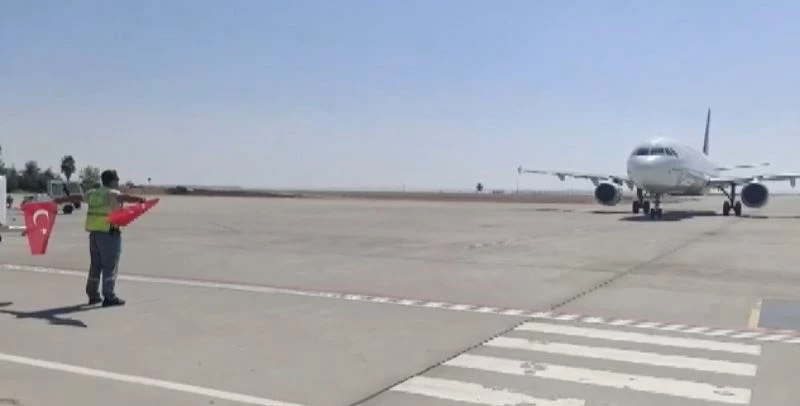 30 Ağustos Zafer Bayramı’nda gelen uçağı Türk bayrağıyla karşıladı
