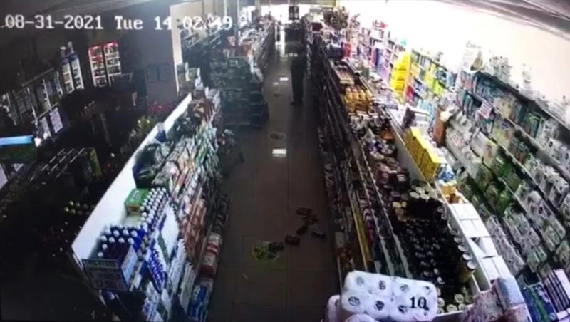 Kütahya’da 5.0 büyüklüğündeki depremde bir markette yaşananlar kamerada
