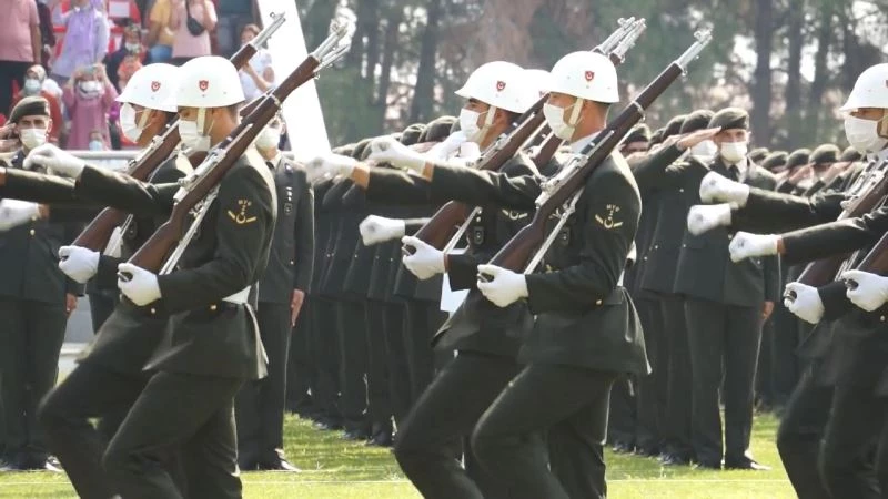 Astsubayların mezuniyet sevinci
