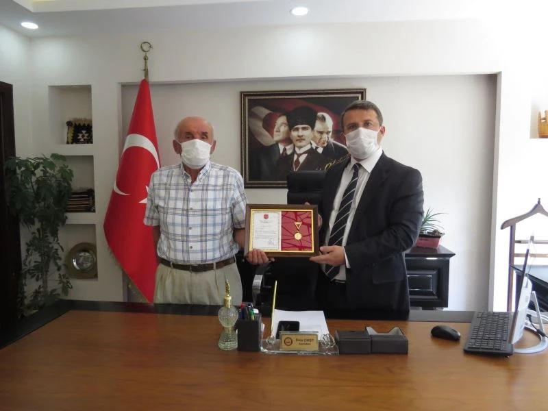 TSKGV’ye iş yerini bağışlayan hayırsevere altın madalya ve berat verildi
