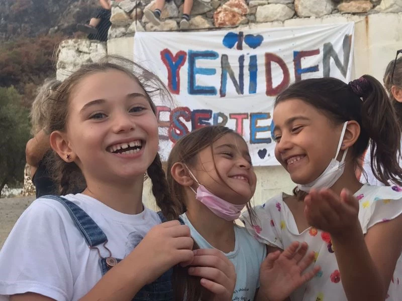 Yangın bölgesindeki çocuklar için şenlik düzenlediler
