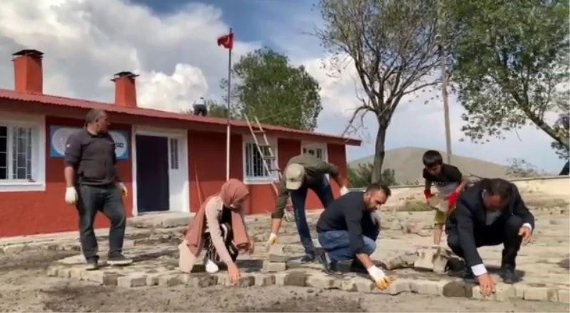 Öğretmenlerle korucular okul için birlikte çalıştı
