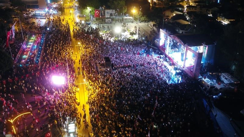 Edis ve Ali Altay şarkılarıyla bayrama renk kattı
