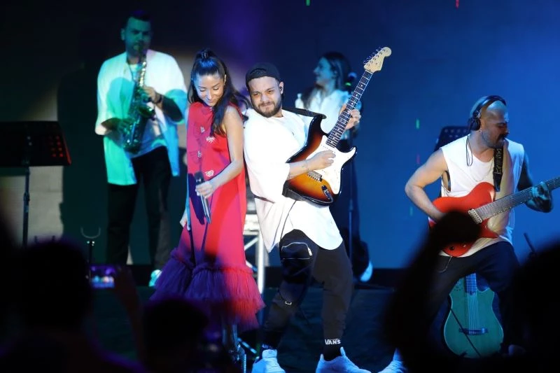 Zeynep Bastık Akhisar’da konser verdi
