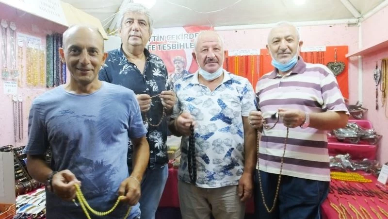 Burhaniye’de zeytin çekirdeği tespihler ilgi gördü
