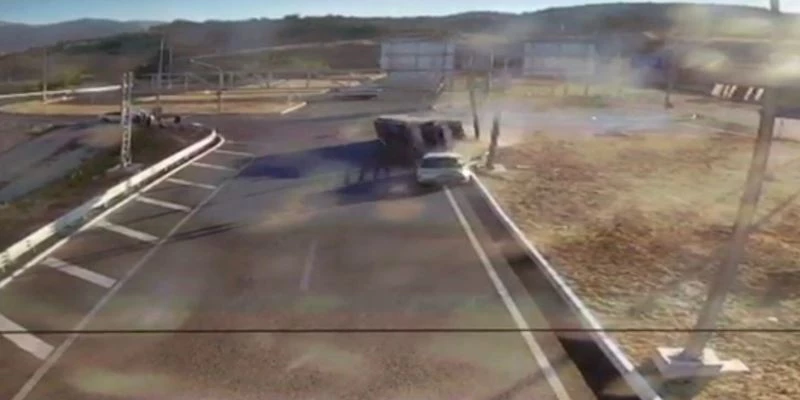 Elazığ’da kamyon ile otomobilin çarpışma anı güvenlik kamerasına yansıdı
