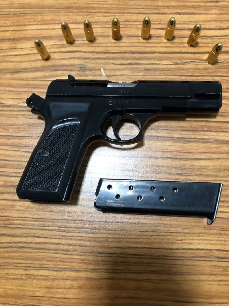 Polis şüphelendi üzerinden tabanca ile uyuşturucu hap çıktı
