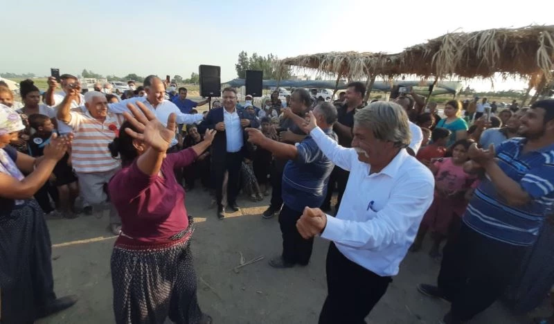 Romanlar vekillerle göbek attı
