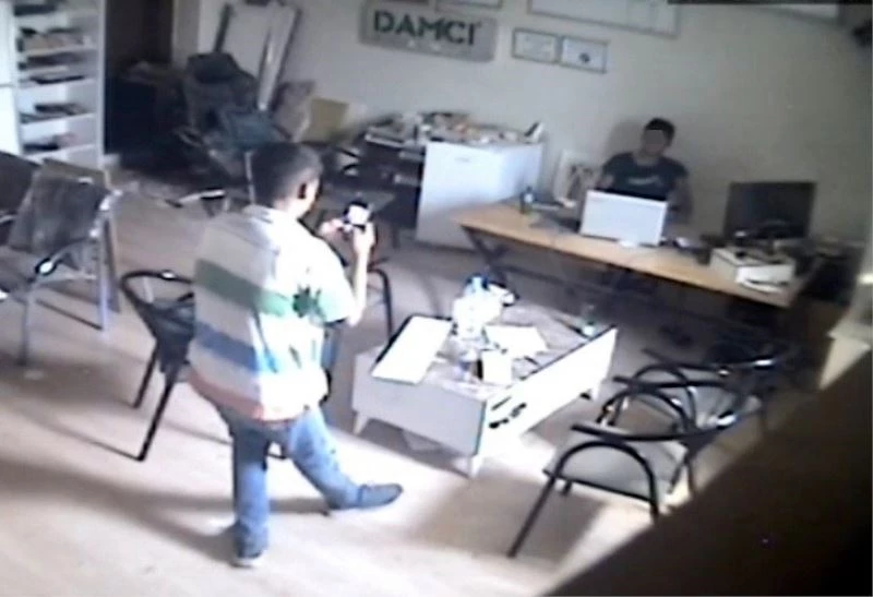 Soğuk su içtiler, fotoğraf çektirdiler, çantayı çalamadan kaçtılar
