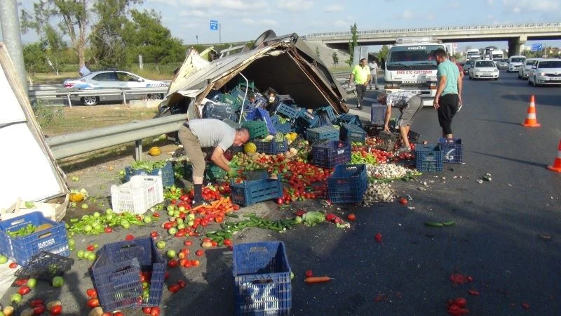  Meyve sebze yüklü kamyonet devrildi, karayolu manav tezgahına döndü
