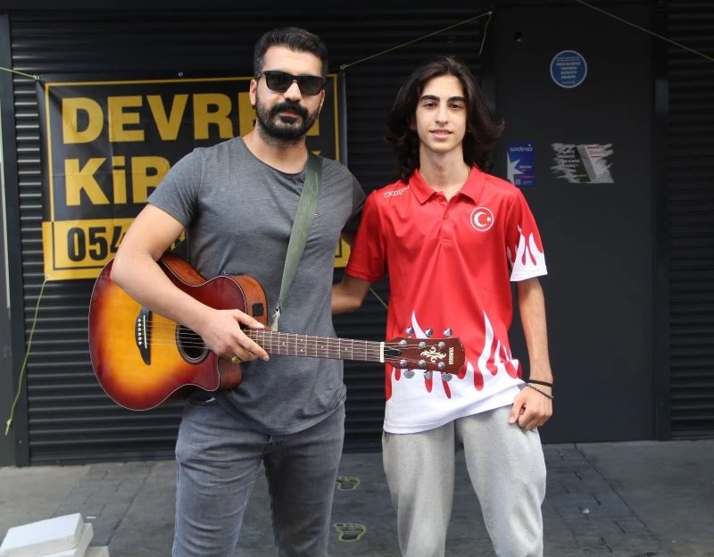 (Özel haber) Fedakar antrenör, sporcusunun masrafları için gitarını alıp sokağa koştu
