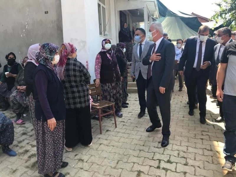 Vali Seymenoğlu’ndan traktör kazasında hayatını kaybeden şehit babasının ailesine taziye ziyareti
