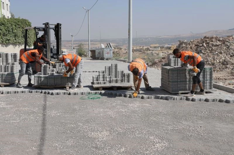 Seyrantepe’de yollar kilitli parkeyle döşeniyor
