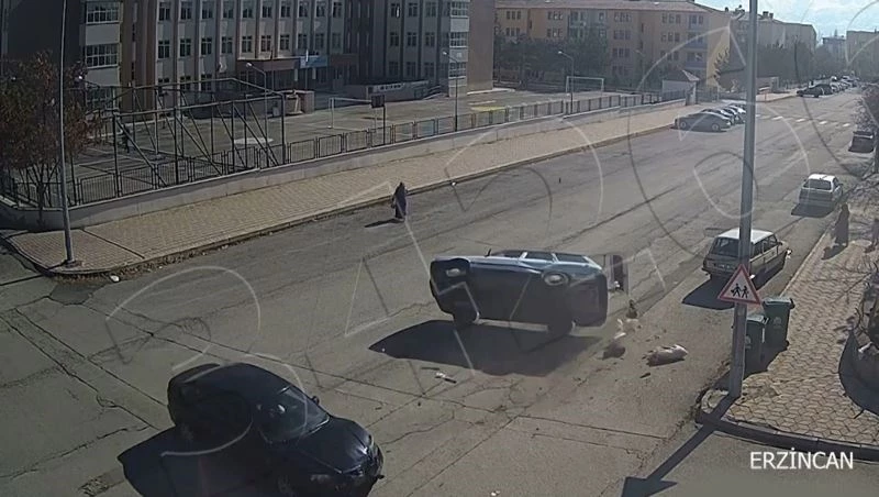 Erzincan’da çarpışma sonrası takla atan otomobil güvenlik kamerasına yansıdı
