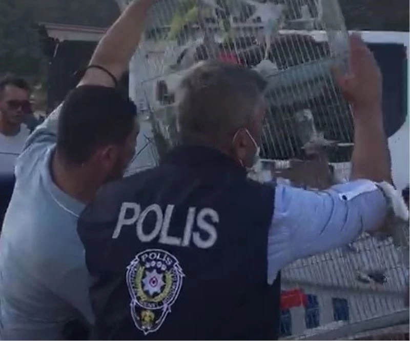 Polisler vatandaşların evlerindeki evcil hayvanları kurtarıyor
