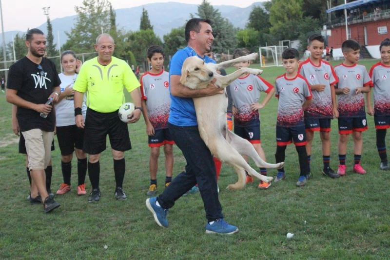 Sahaya girdi, maçın başlamasına izin vermedi
