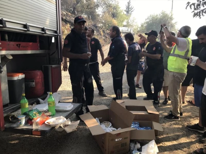 Gözleri duman ve uykusuzluktan kızaran 