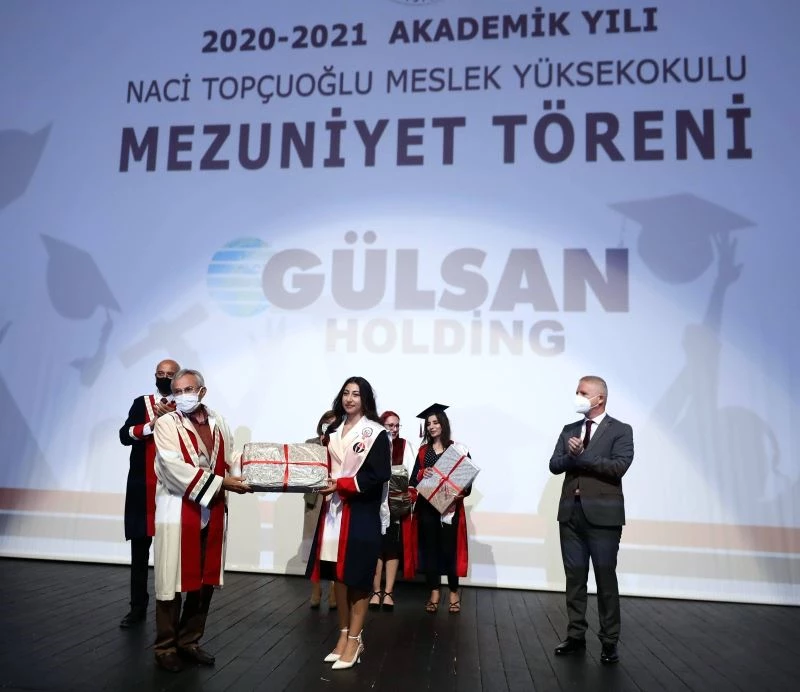 Naci Topçuoğlu MYO’daki genç yetenekler mezun oldu
