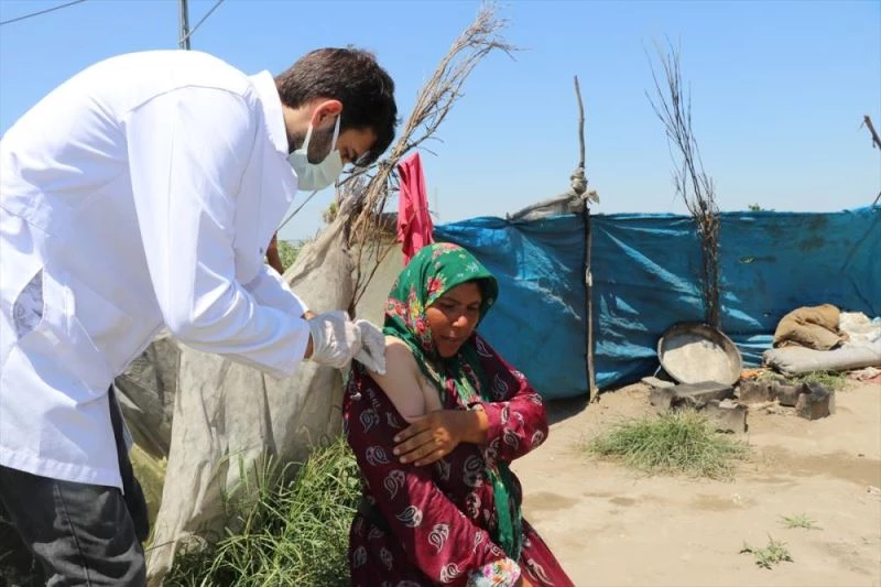 Mevsimlik tarım işçilerine çadırlarında aşı hizmeti