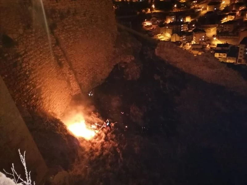 Bayburt Kalesinde örtü yangını
