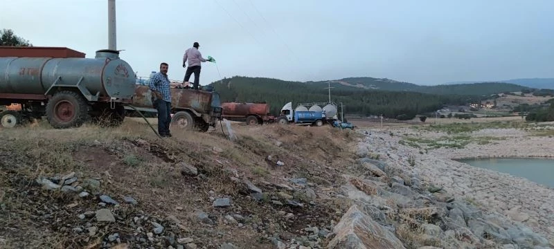 Tankerlerle sulama göledini doldurdular
