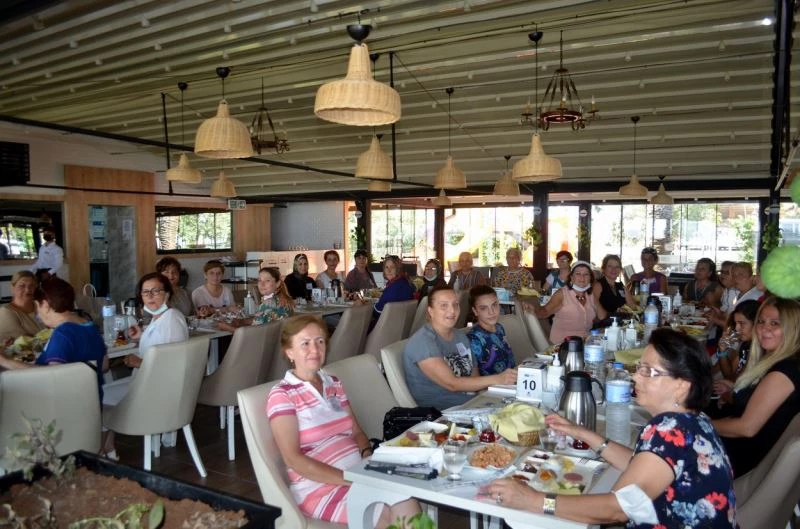 Mudanyalı kadınlar yangınzedeler için toplandı
