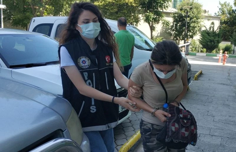 Yolcu otobüsünden inerken uyuşturucuyla yakalanan kadın tutuklandı
