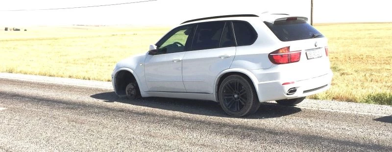 Tekerleği fırlayan otomobilin neden olduğu kaza ucuz atlatıldı
