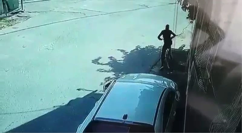 (Özel) Arnavutköy’de apartman girişinde bulunan bisikleti çalıp böyle uzaklaştı
