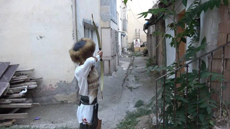 Kulüpsüz kalan okçu, apartman arkasında şampiyonaya hazırlanıyor
