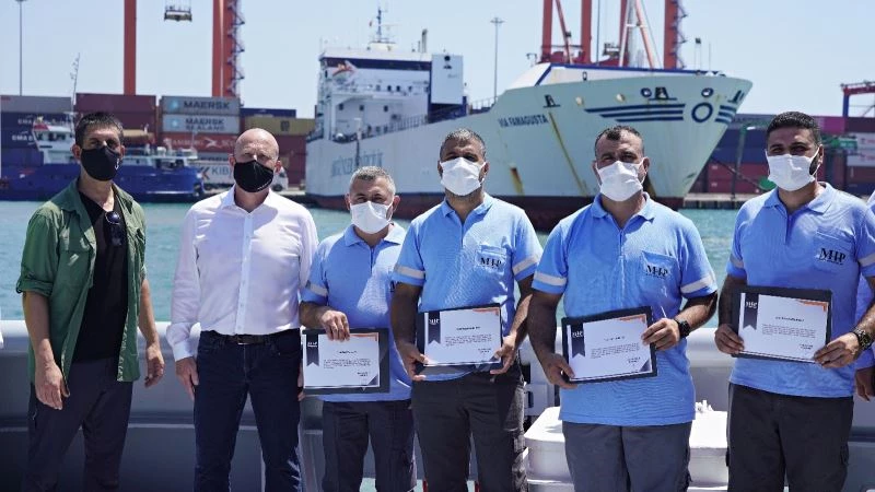 Denizi kirleten gemiyi telefonla kaydettiler, MIP’ın verdiği ödülü yangın bölgesine bağışladılar
