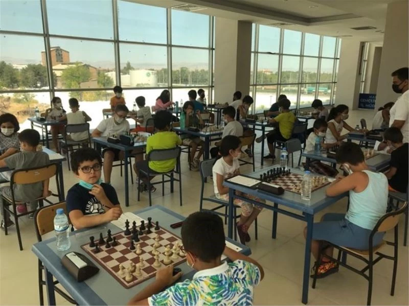 Satranç müsabakalarında dereceye giren çocuklara madalya verildi
