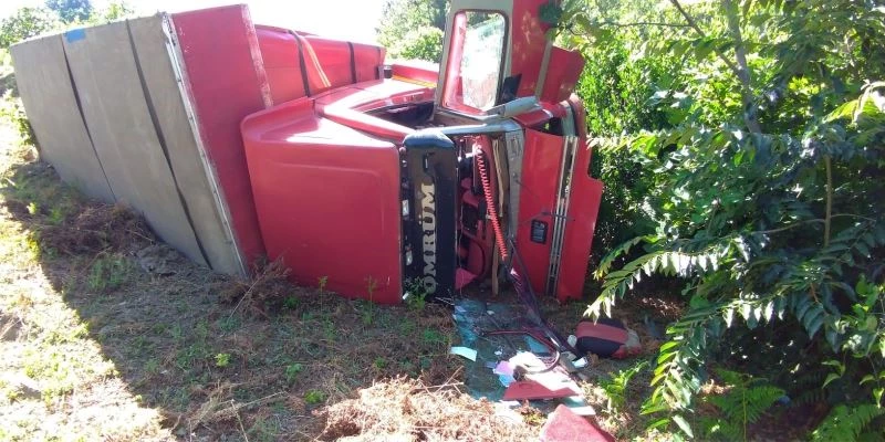 Fren sistemi kilitlenen tır, şarampole uçtu
